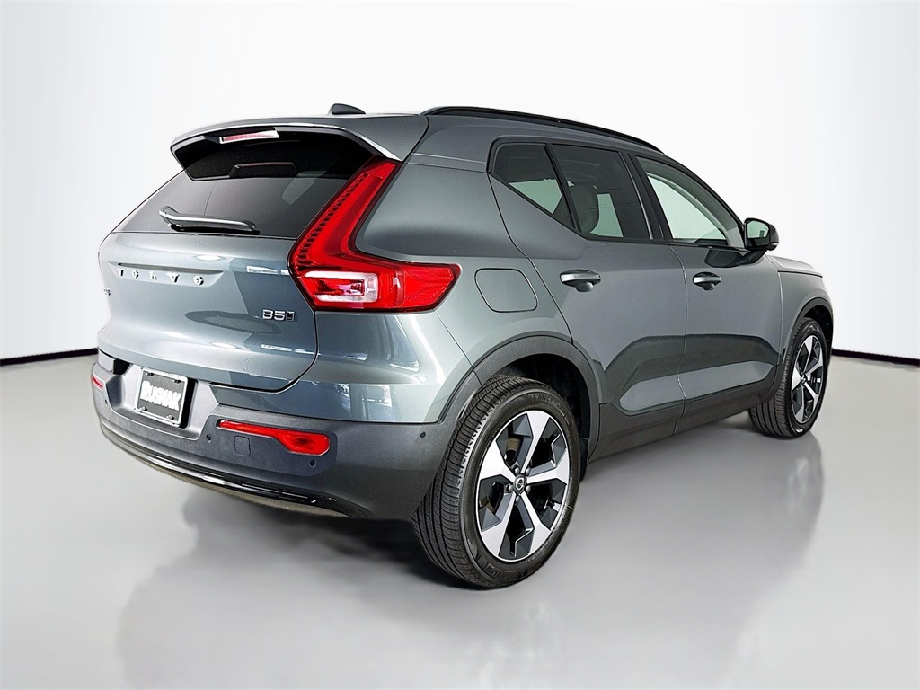 2026 Volvo XC40 Plus photo 7
