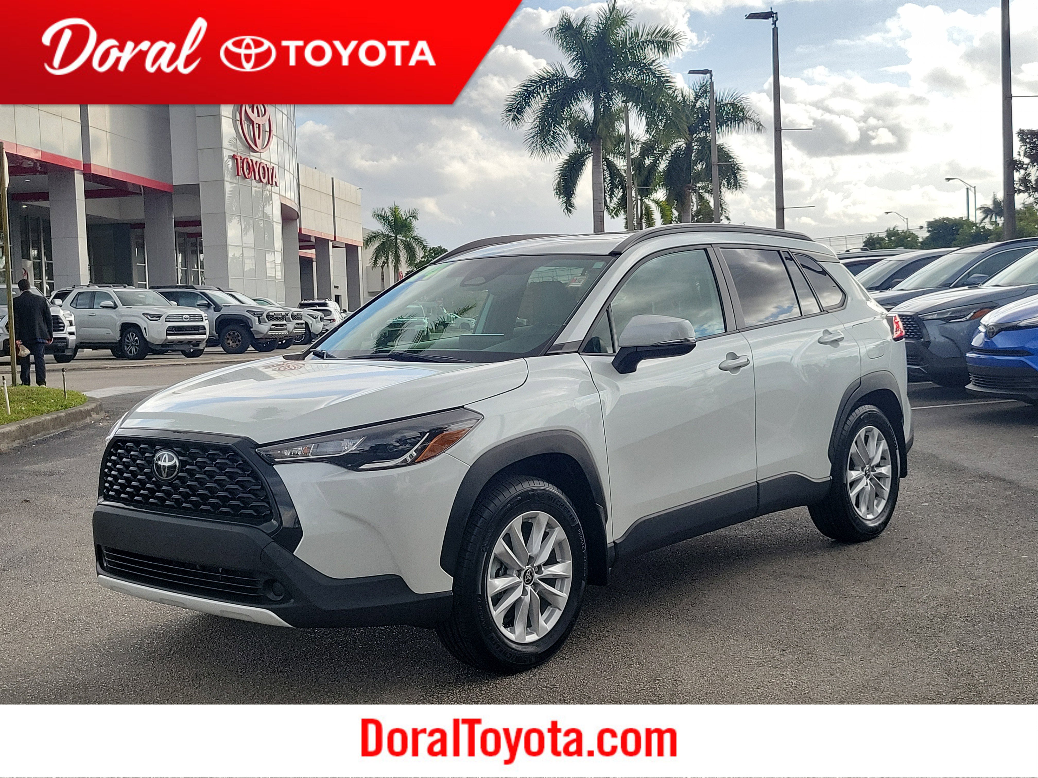 2024 Toyota Corolla Cross LE's photo