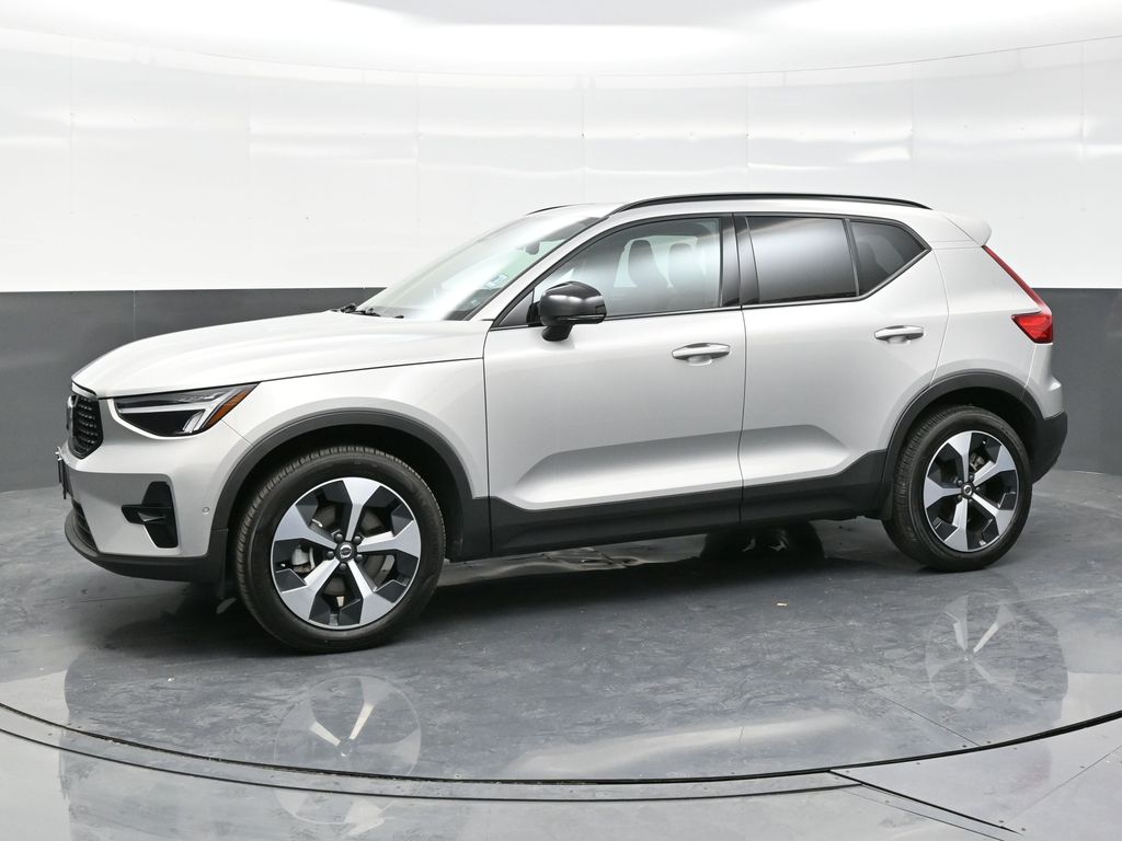 2024 Volvo XC40 Plus photo 2