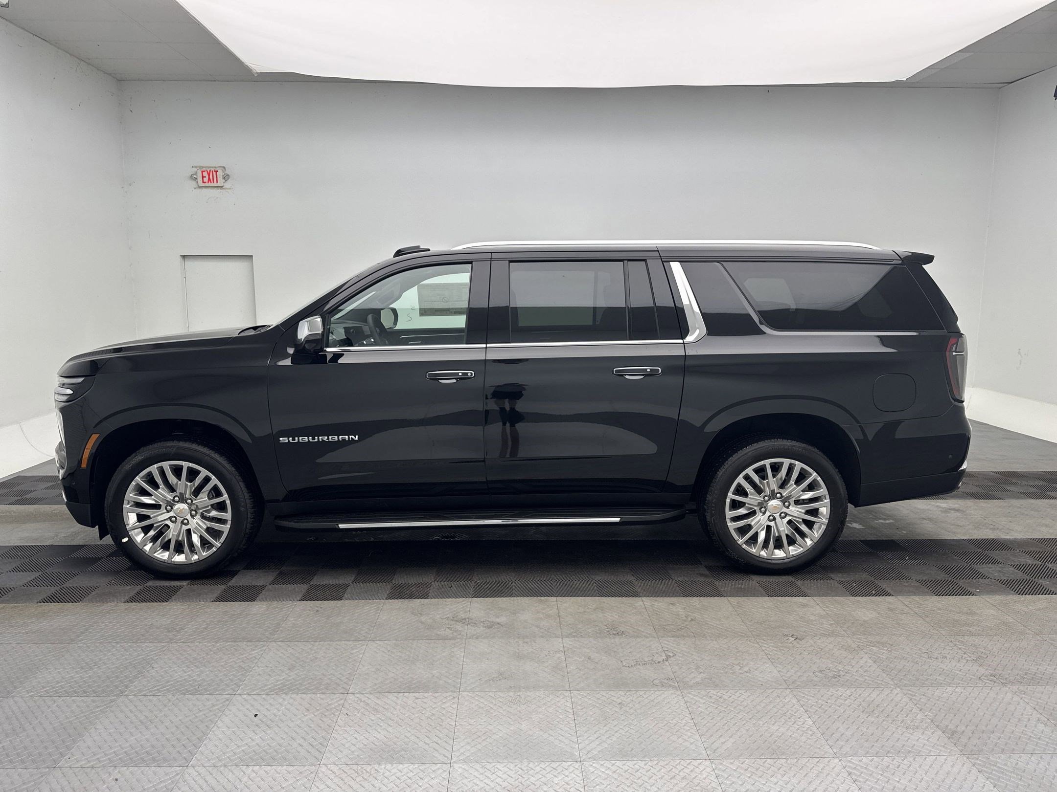 2025 Chevrolet Suburban Premier photo 2