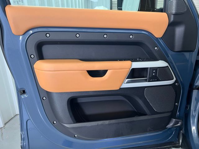 2024 Land Rover Defender 110 X-Dynamic SE photo 3