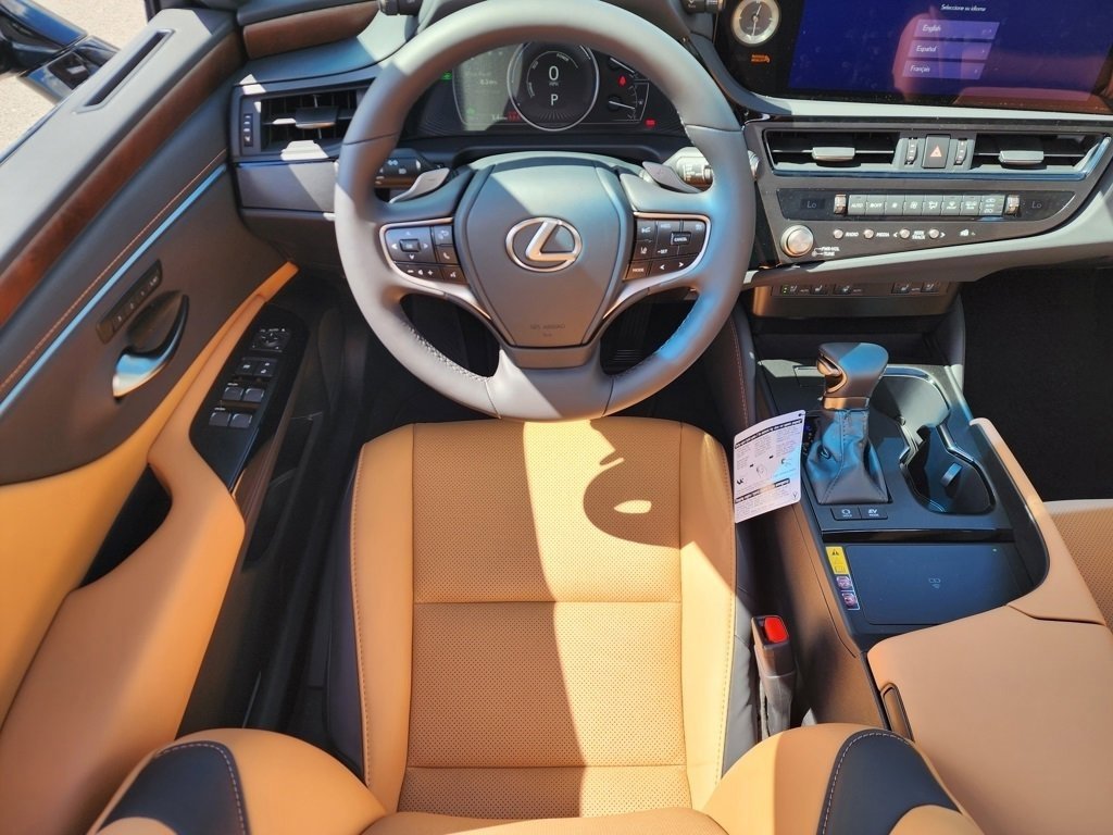 2025 Lexus ES 300h photo 3