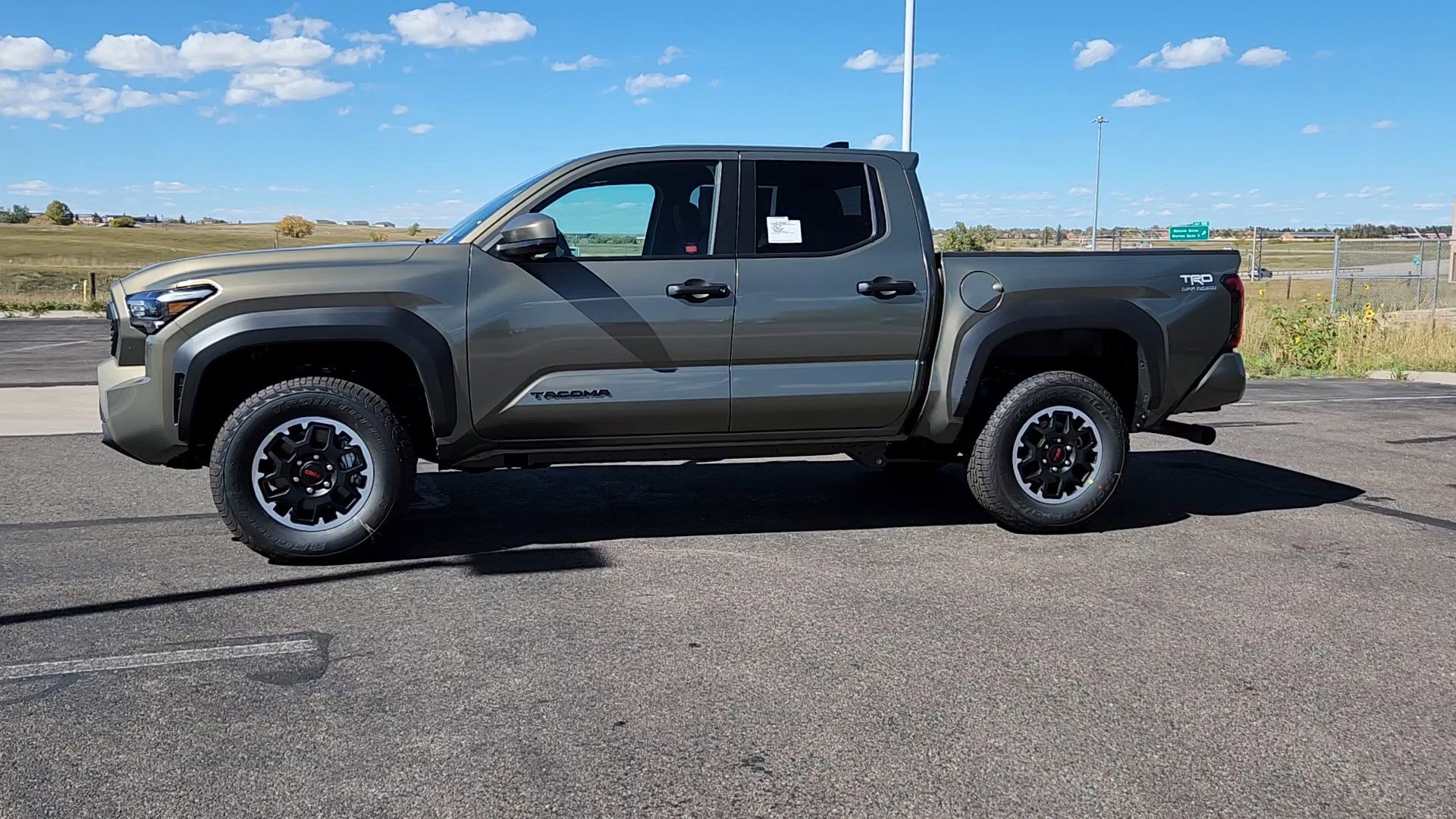 2025 Toyota Tacoma TRD Off-Road photo 2