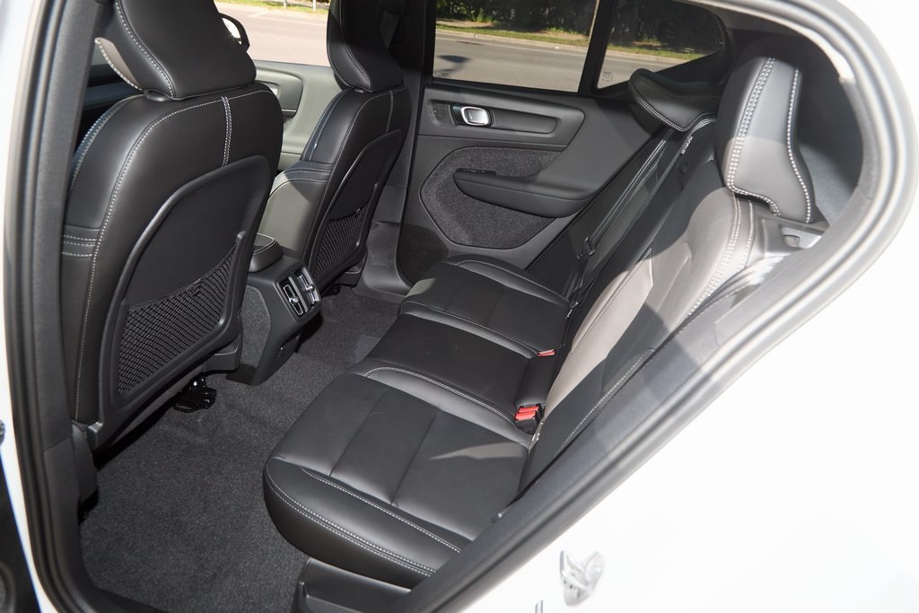 2025 VOLVO XC40 - Image 18