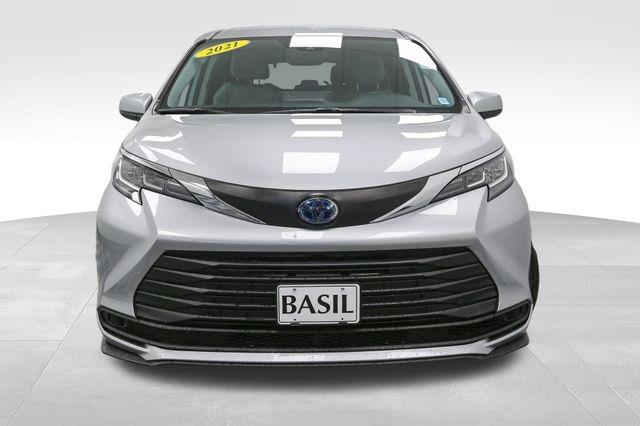 2021 Toyota Sienna LE photo 3