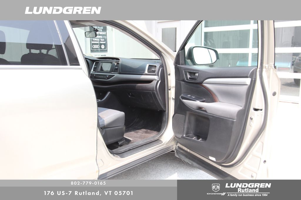 2015 Toyota Highlander LE Plus photo 8