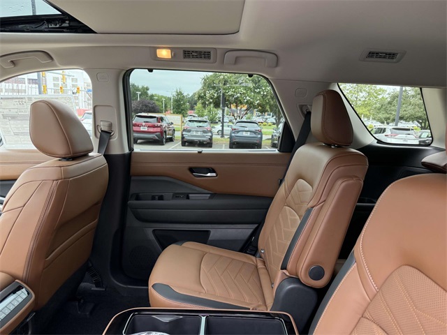 2025 Nissan Pathfinder Platinum photo 16