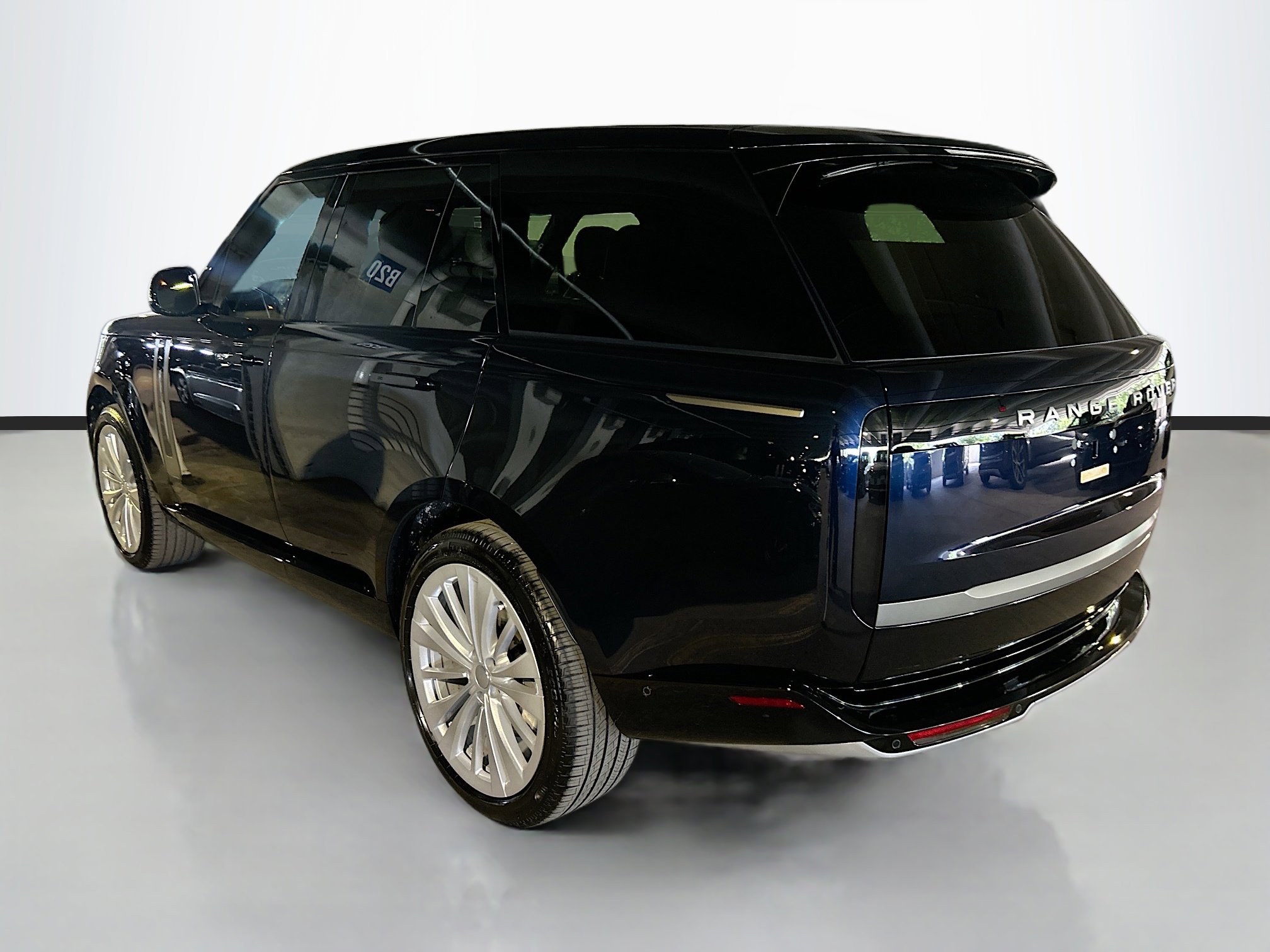 2025 Land Rover Range Rover SE photo 3