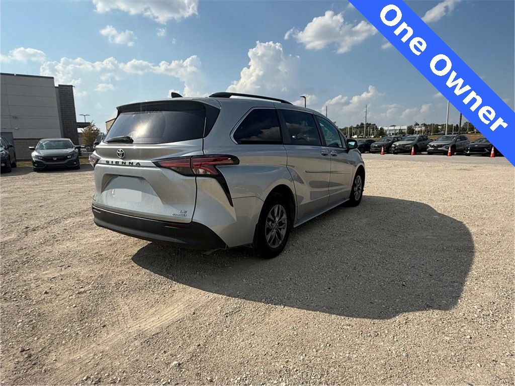 2021 Toyota Sienna LE photo 5