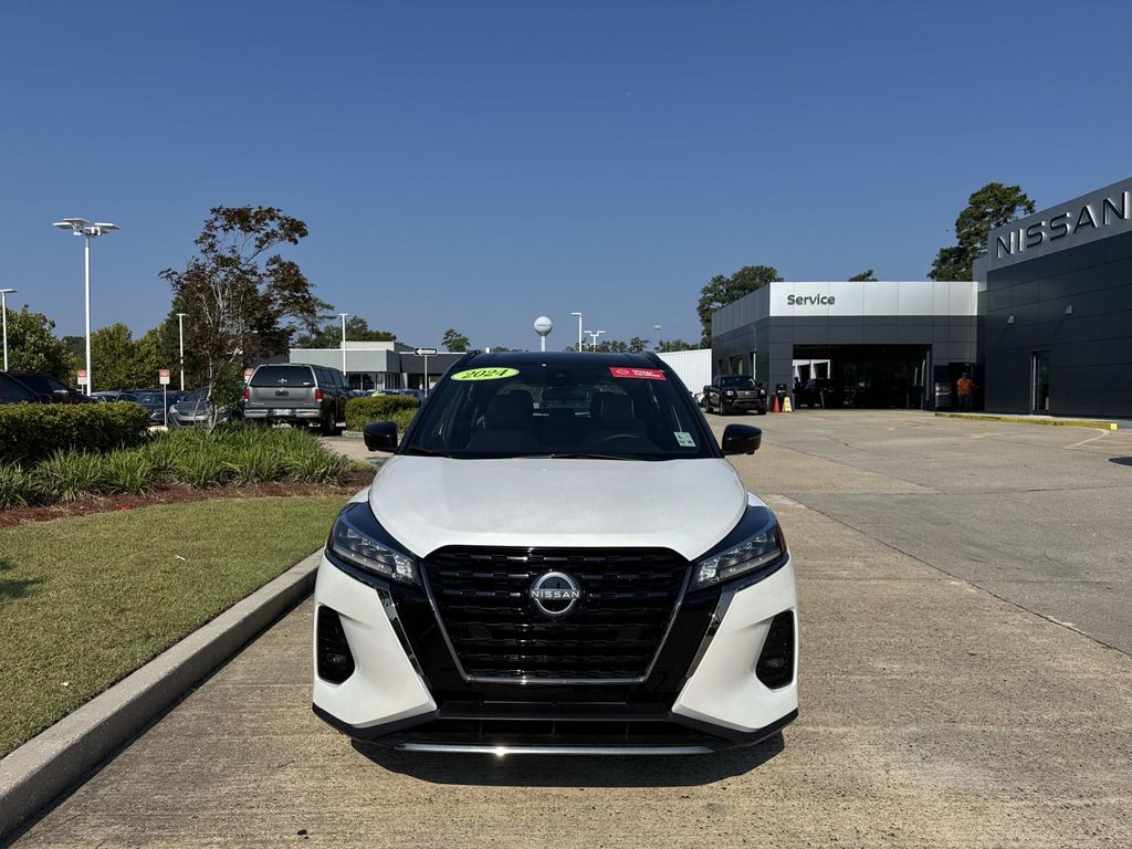 2024 Nissan Kicks SR photo 2