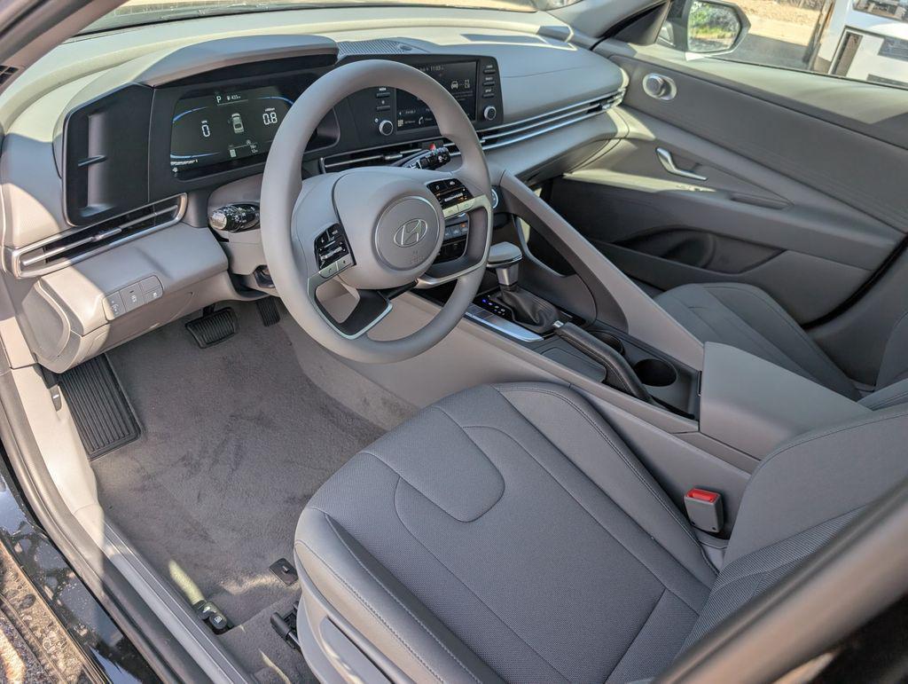 2025 Hyundai Elantra SE photo 9