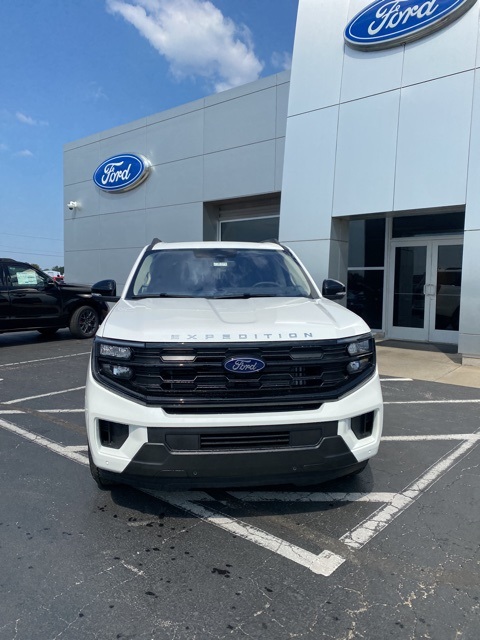 2025 Ford Expedition photo 2