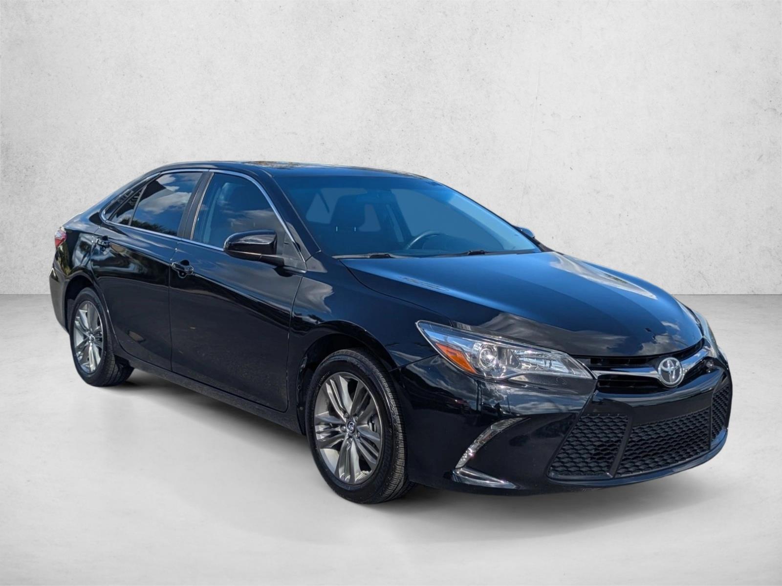 2016 Toyota Camry SE photo 3