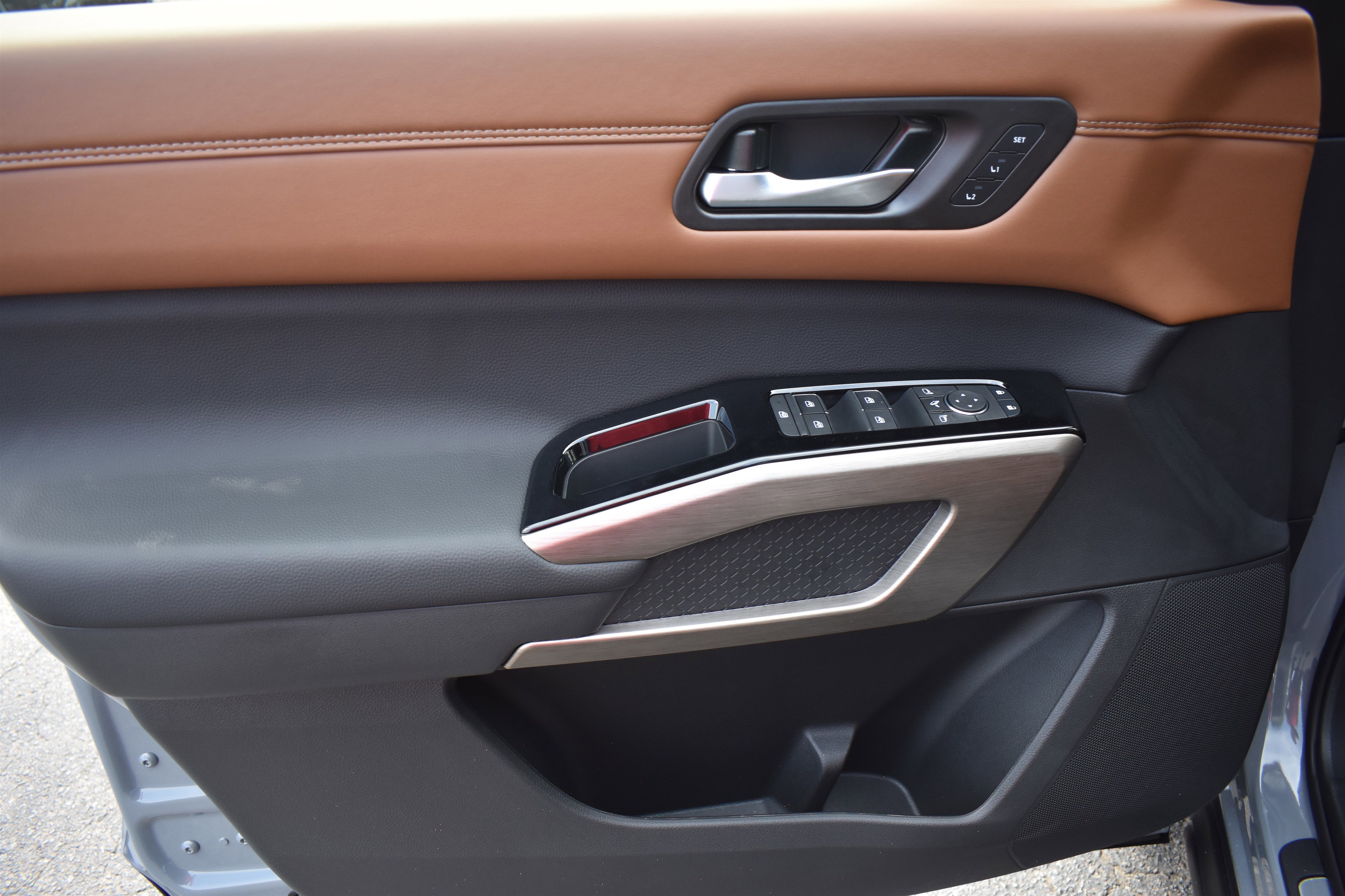 2025 Nissan Pathfinder Platinum photo 2