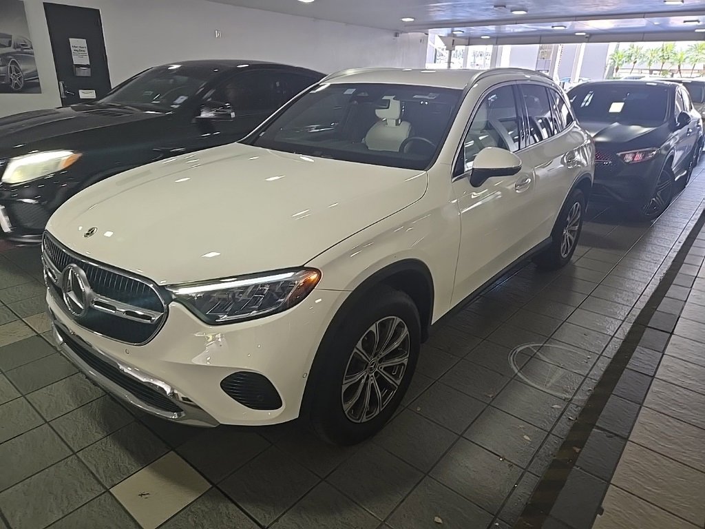 2023 Mercedes Benz GLC 300 photo 3