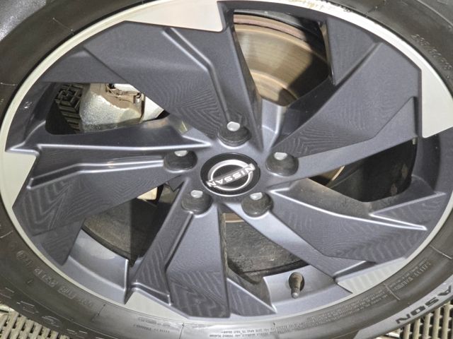 2024 Nissan Rogue SV photo 2