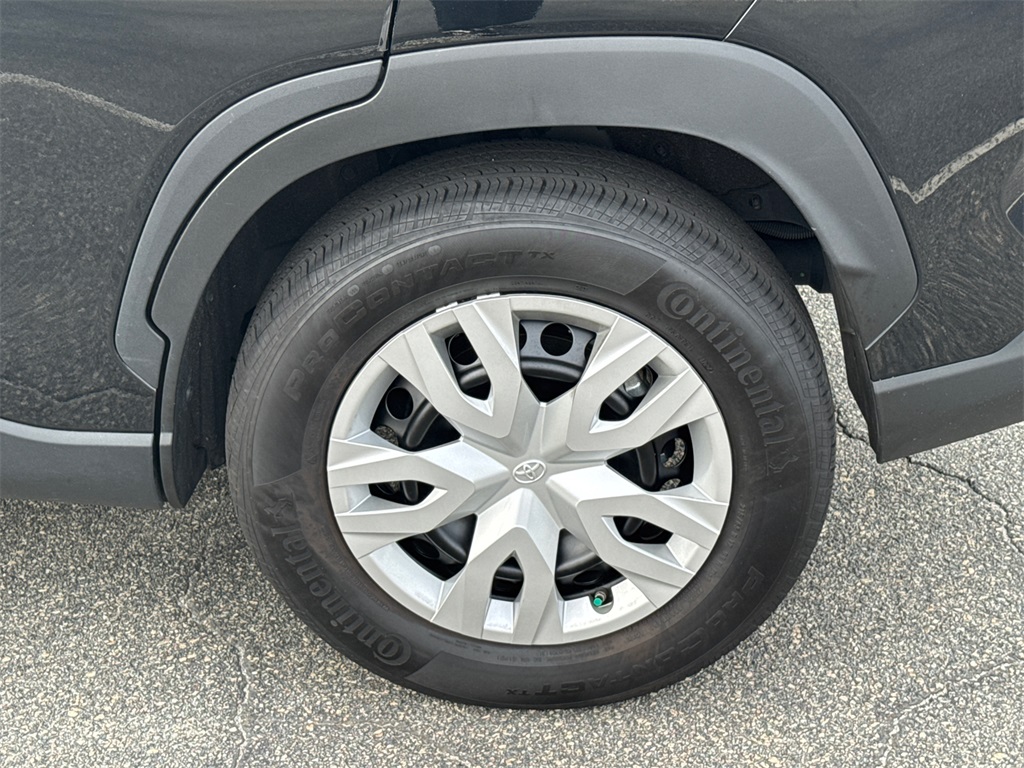 2024 Toyota Corolla Cross L photo 17