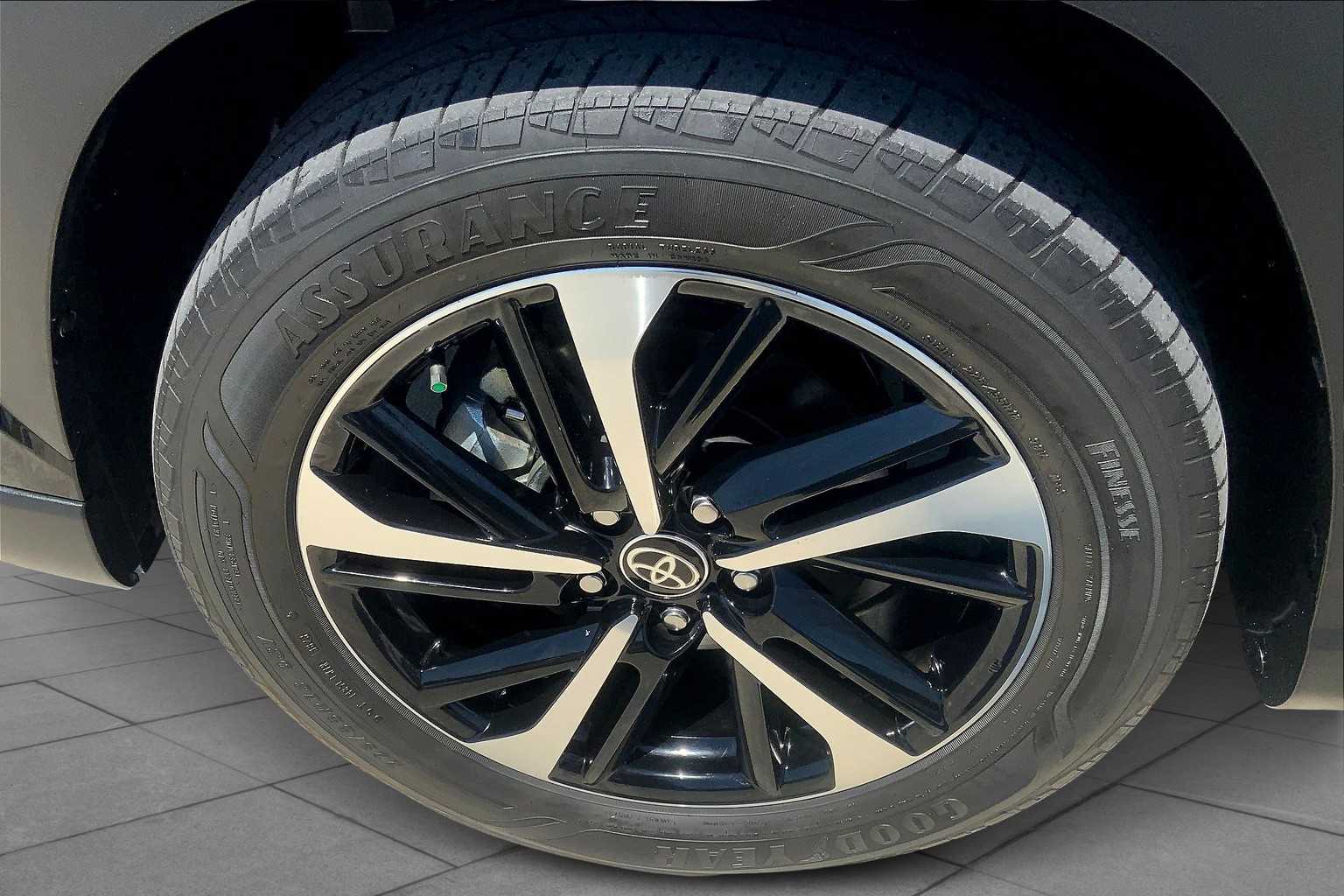 2023 Toyota Corolla Cross Hybrid XSE photo 9