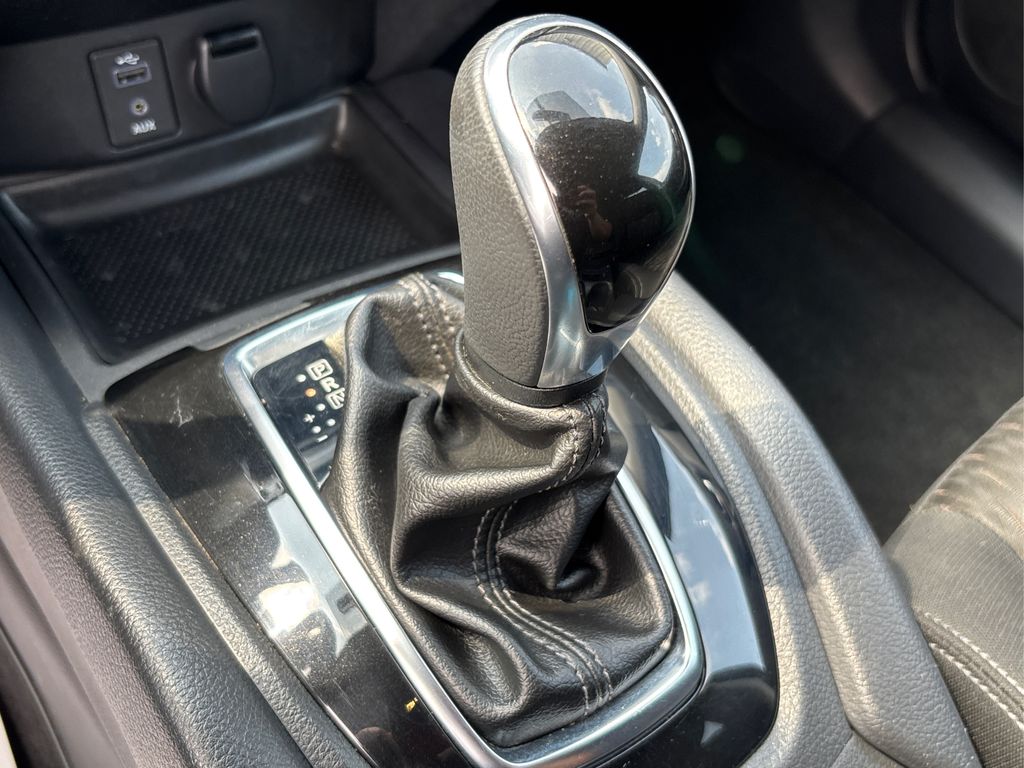 2017 Nissan Rogue SV photo 33