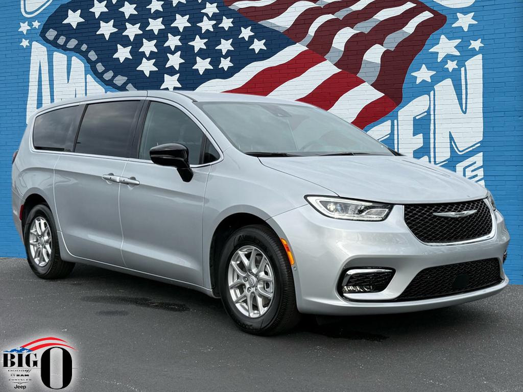 2026 Chrysler Pacifica Select's photo