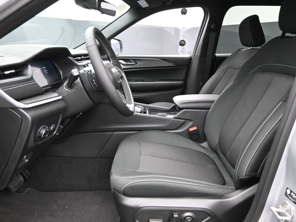 2025 Jeep Grand Cherokee Laredo X photo 11