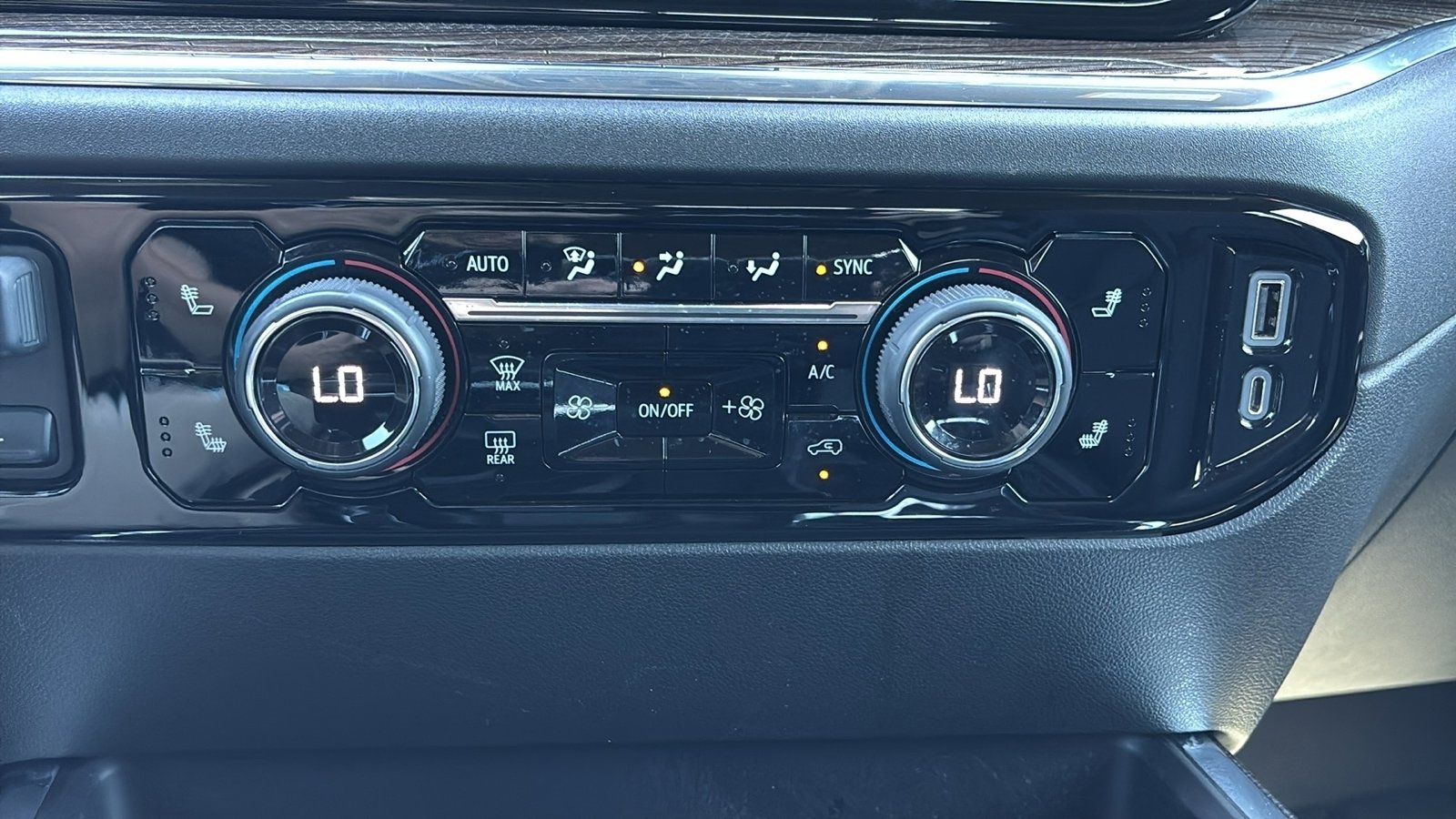 2023 Chevrolet Silverado 1500 RST photo 9