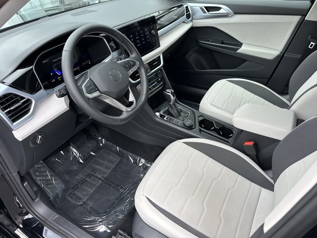 2025 Volkswagen Taos SE photo 2