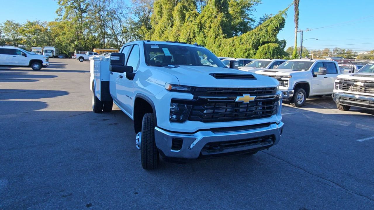 2024 Chevrolet Silverado 3500HD photo 2