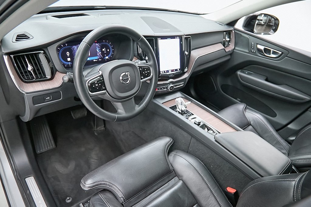 2023 VOLVO XC60 - Image 11