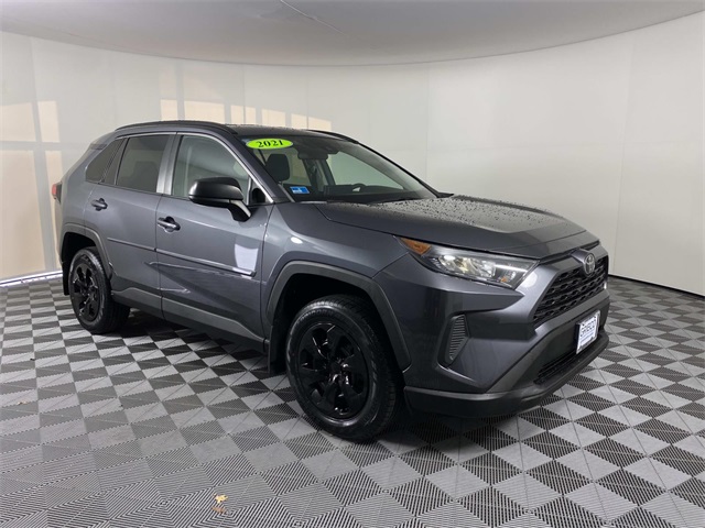 2021 Toyota RAV4 LE's photo