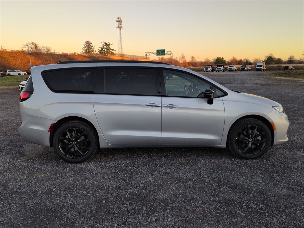 2026 Chrysler Pacifica photo 2