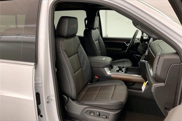 2025 Chevrolet Silverado 3500HD High Country photo 14