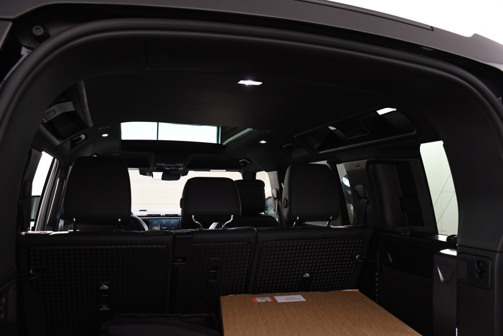 2025 Land Rover Defender 110 S photo 23