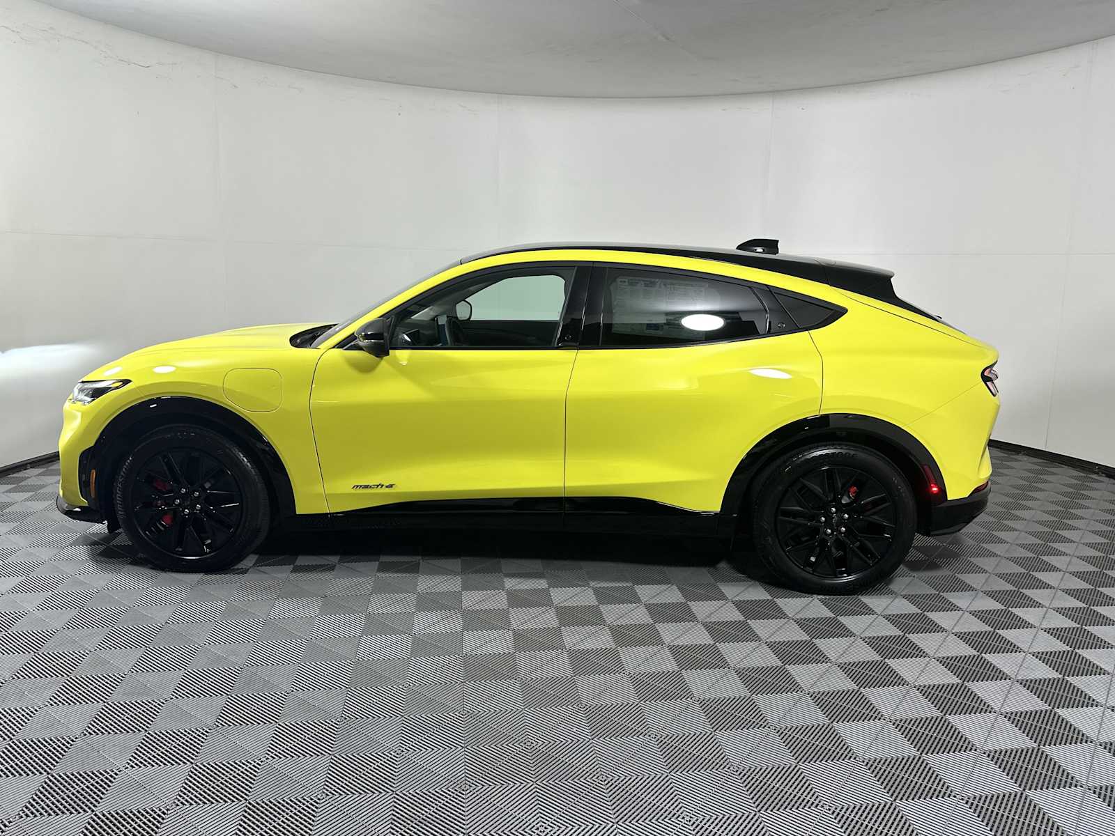 2025 Ford Mustang Mach-E Premium photo 4