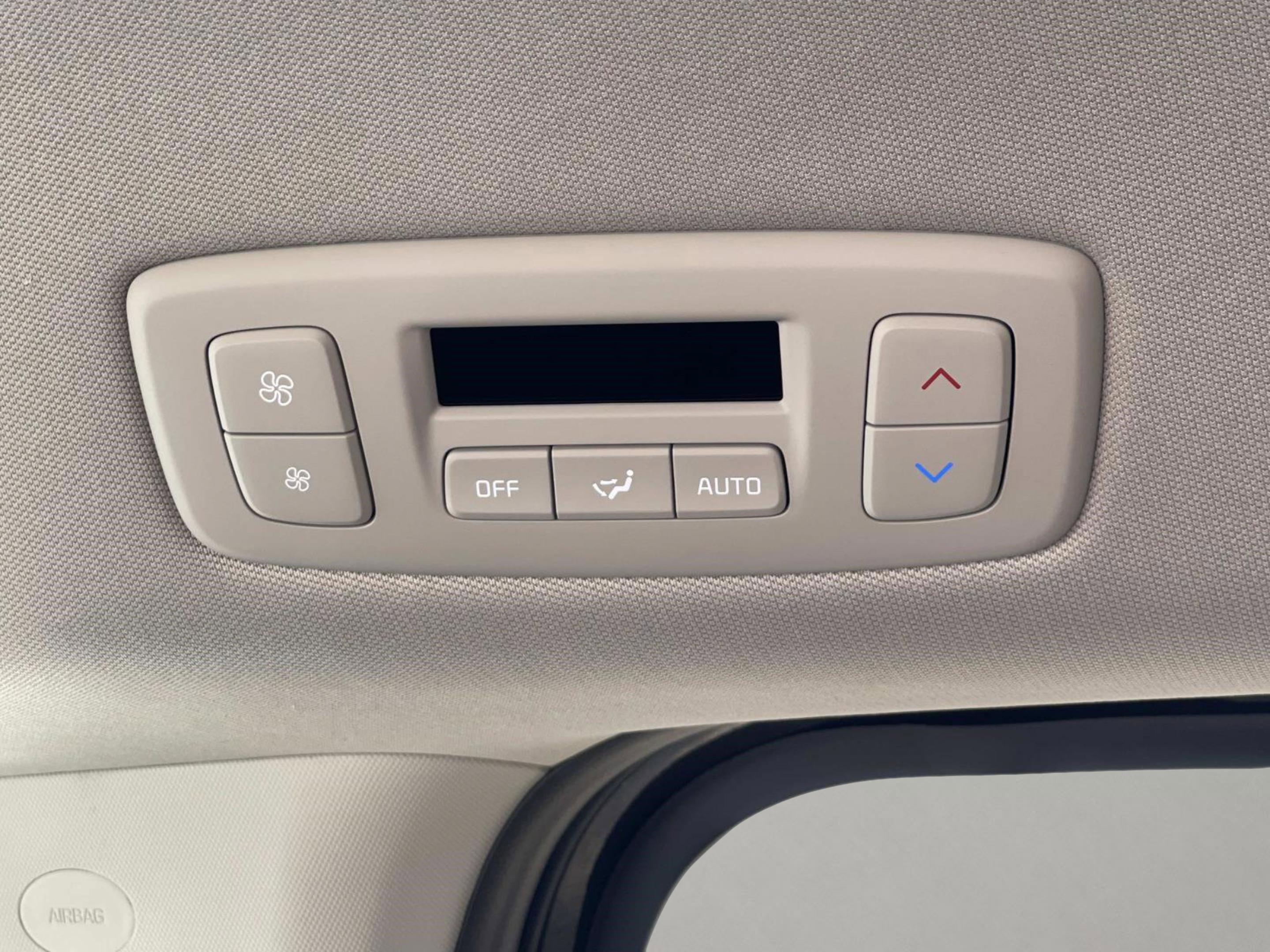 2025 Kia Carnival LXS photo 12