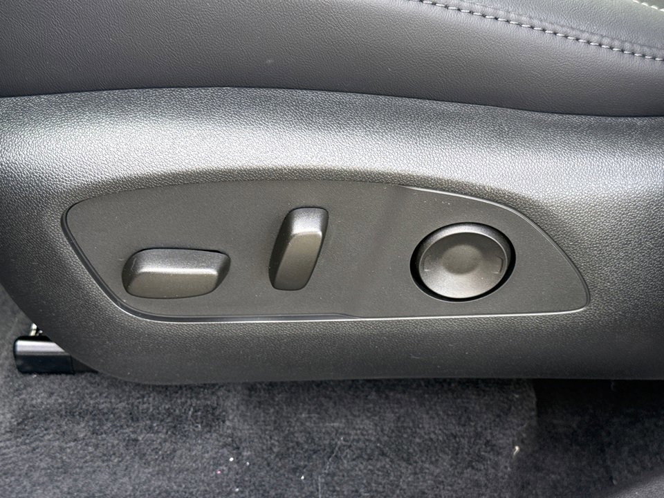 2025 GMC ACADIA - Image 16