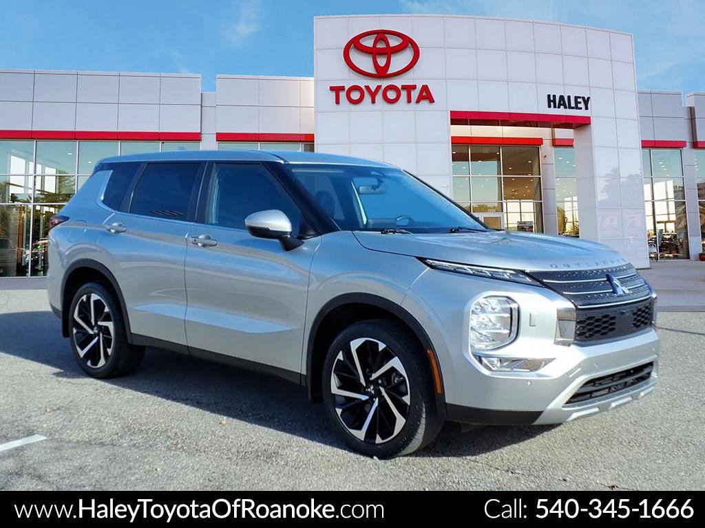 2023 Mitsubishi Outlander SE's photo