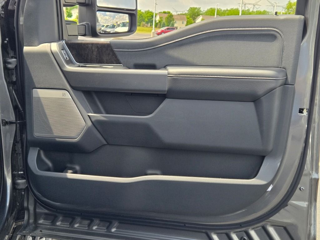 2025 Ford F-250 Lariat photo 4