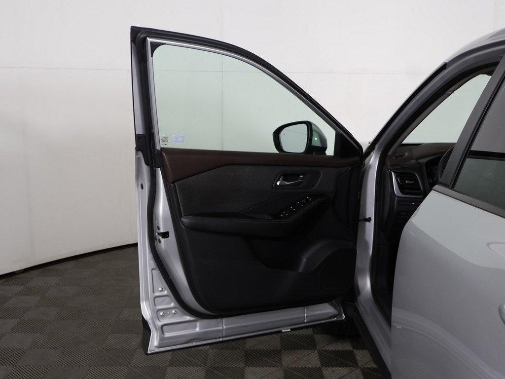 2022 Nissan Rogue SV photo 13