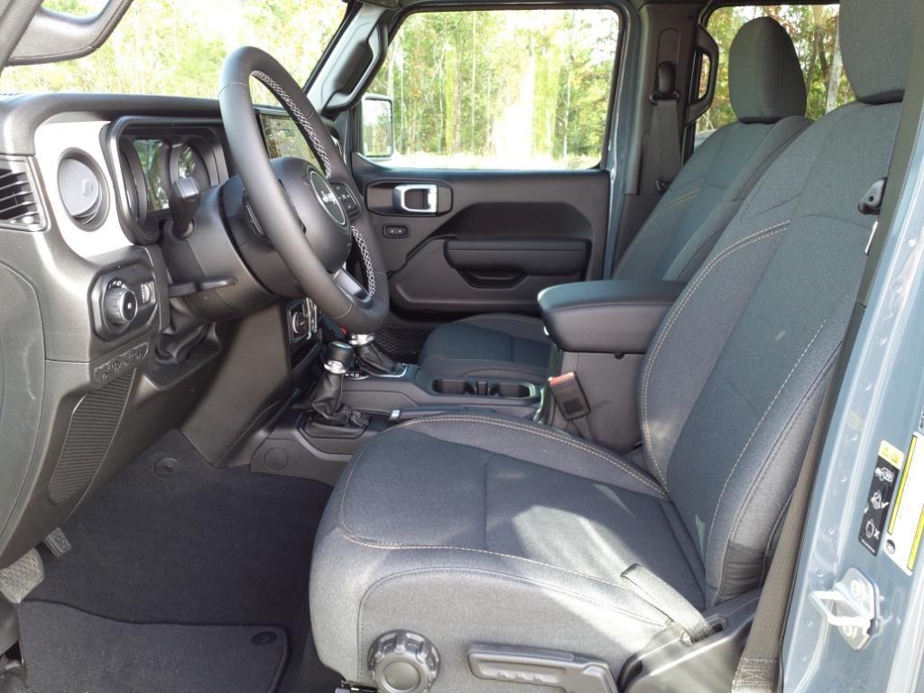 2025 Jeep Wrangler Sport S photo 4