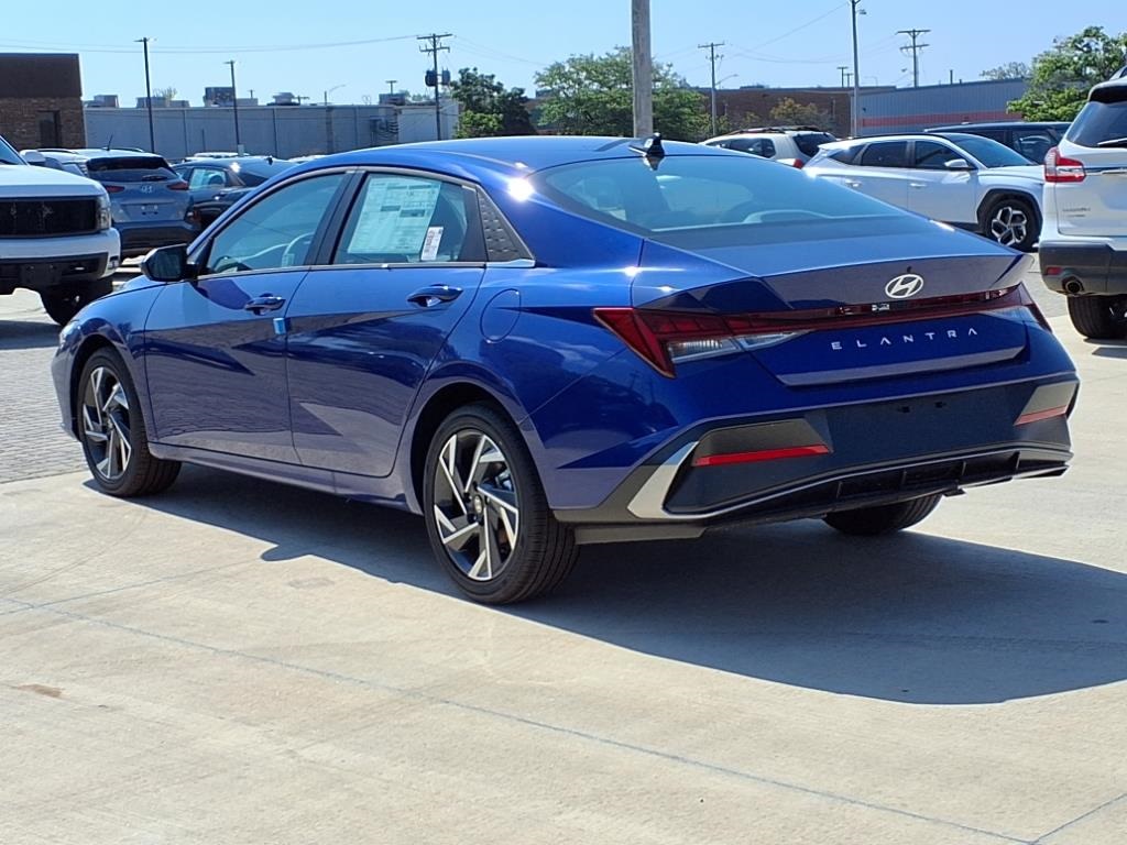 2025 Hyundai Elantra SEL Convenience photo 3