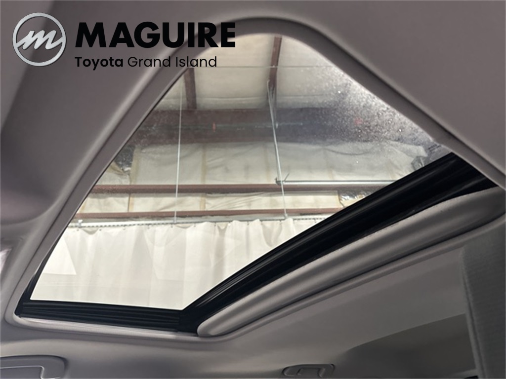 2020 Toyota RAV4 XLE photo 3