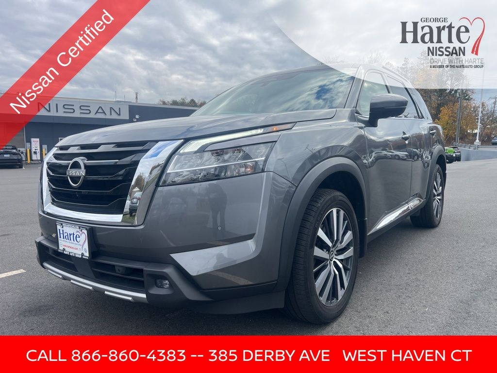 2022 Nissan Pathfinder Platinum's photo