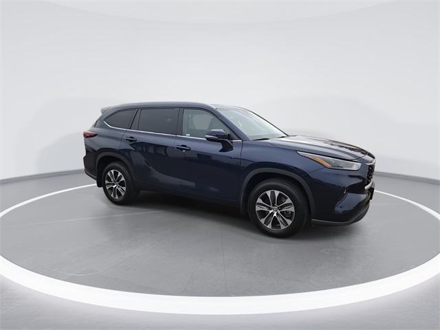 2024 Toyota Highlander XLE photo 2