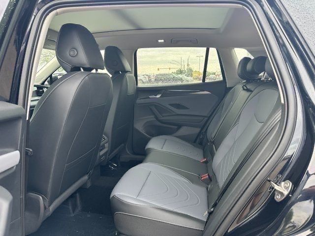 2025 Volkswagen Tiguan SE photo 14