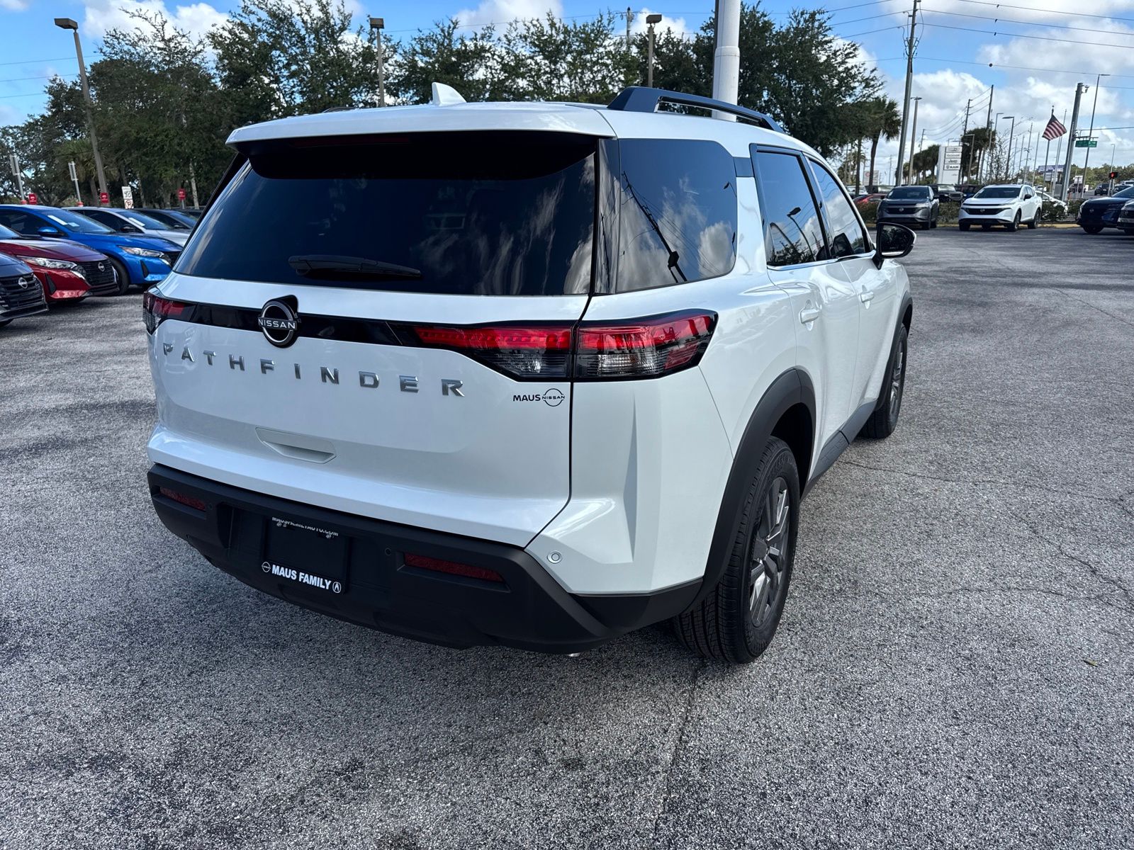 2025 Nissan Pathfinder SV photo 4