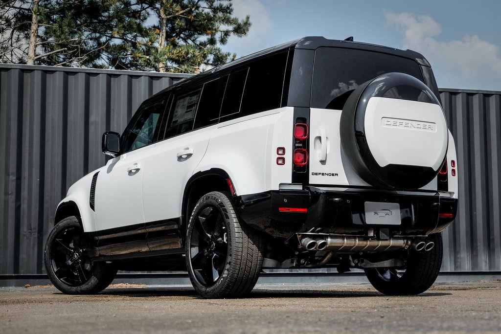 2025 Land Rover Defender 110 X-Dynamic SE photo 3