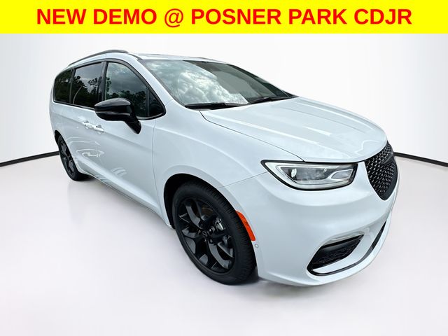 2025 Chrysler Pacifica Limited photo 3