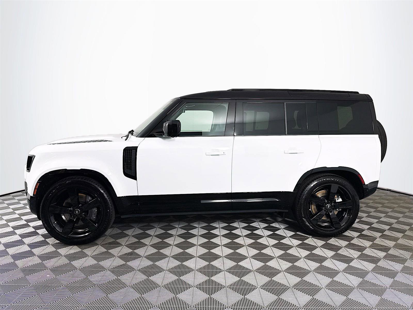 2025 Land Rover Defender 110 X-Dynamic SE photo 6
