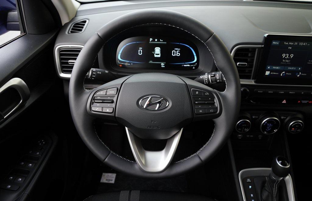 2025 Hyundai Venue SEL photo 8